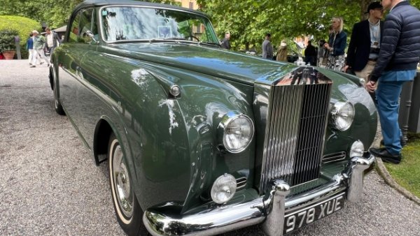 Този внушителен и елегантен автомобил е направен по поръчка на Луис Маркс от Louis Marx & Co., един от основните производители на играчки по това време, базиран в Ню Йорк. HJ Mulliner е вдъхновен от падащия Mulliner 7410, но има шаси с дълга база, което може да побере и задни врати. Причината – богаташът иска да има шофьор. 

Изключително богато оборудване за 1961-а: електрически задвижван покрив и антена, радио, климатик, електрически предни прозорци и изключително внимание към детайла. Боята, вярна на оригинала, е в особен нюанс на зелено.